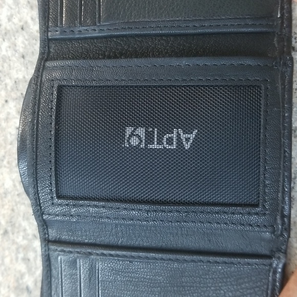 NEW Men's Black APT. 9 Tri-fold Wallet - Picture 3 of 7